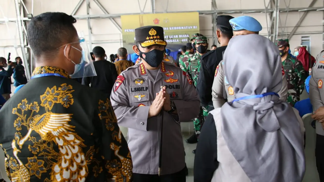 Kapolri menemui keluarga awak KRI Nanggala 402. (Dian Kurniawan/Liputan6.com)
