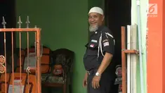 Jamaludin Husein seorang Kakek yang bekerja sebagai satpam menabung emas selama 37 tahun untuk naik haji