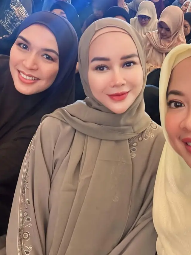 Aura Kasih saat hadir Kajian. [@aurakasih]