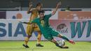 Persebaya Surabaya malah jadi tim yang unggul dulu lewat gol di menit ke-64. Lewat serangan balik, Brylian Aldama mendribel bola dalam keadaan minim tim lawan di pertahanan. (Bola.com/Bagaskara Lazuardi)