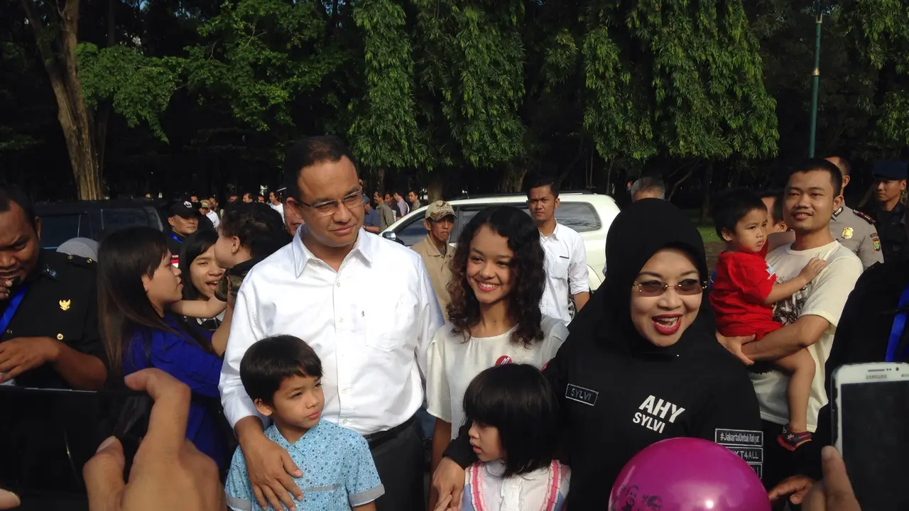 Anies Baswedan Ajak Anaknya Berfoto dengan Semua Cagub Cawagub