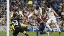 Pemain Real Madrid Karim Benzema (kanan) mencetak gol ke gawang Levante pada pertandingan sepak bola La Liga Spanyol di Stadion Santiago Bernabeu, Madrid, 12 Mei 2022. Real Madrid menang 6-0. (AP Photo/Manu Fernandez)