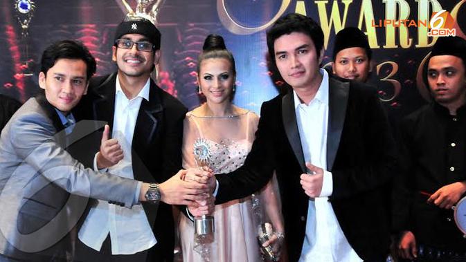 FOTO Bangganya Pemenang SCTV Awards 2013 - Foto Liputan6.com