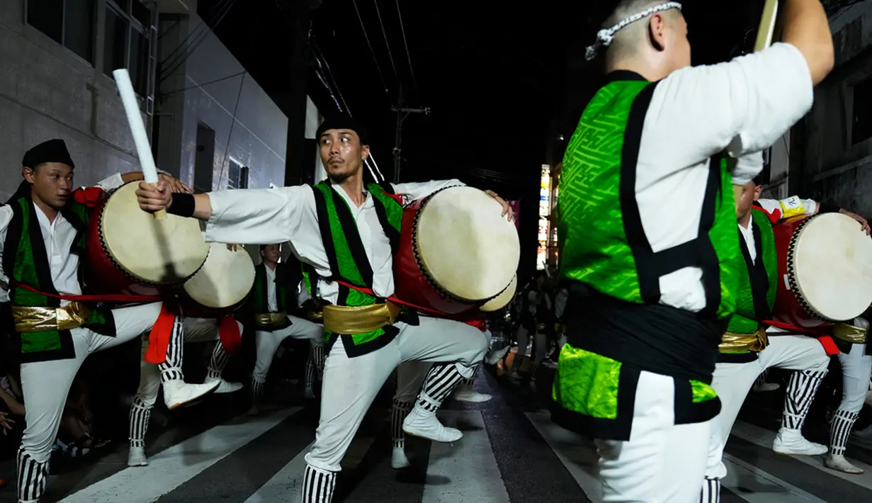 Tarian Bon, atau Bon Odori , merupakan cabang dari kepercayaan ini, karena tarian diadakan untuk menyambut leluhur yang telah meninggal. (AP Photo/Hiro Komae)