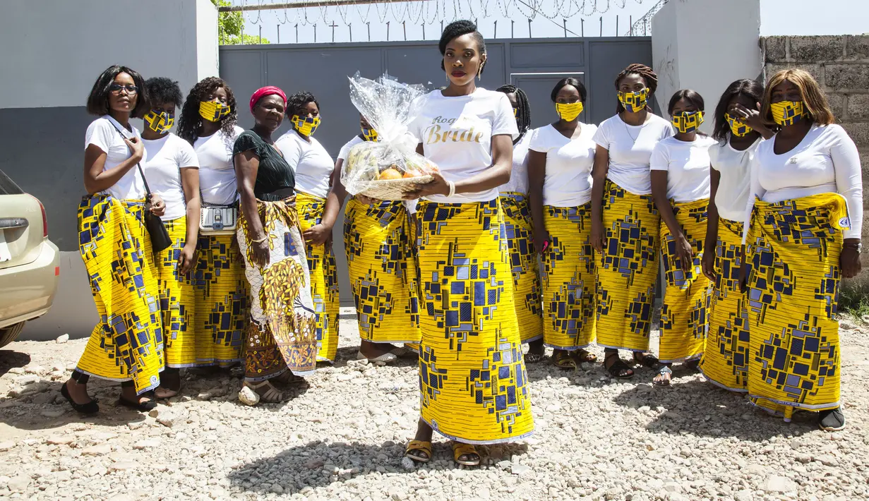 Seorang pengantin wanita berpose dengan pengiring pengantinnya dalam upacara Icilanga Mulilo di Lusaka, ibu kota Zambia (5/9/2020). Icilanga Mulilo, merupakan upacara sebelum pernikahan di mana mempelai pria disajikan makanan yang disiapkan oleh keluarga mempelai wanita. (Xinhua/Martin Mbangweta)