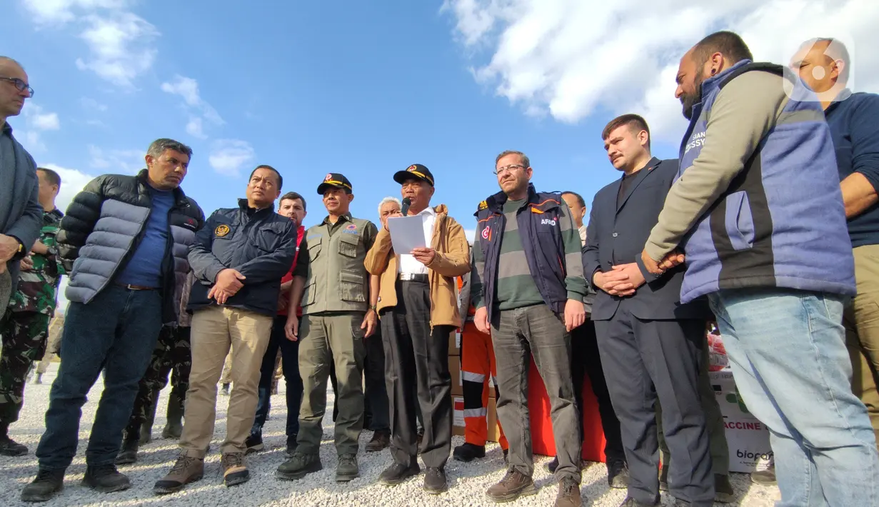<p>Menteri Koordinator Bidang Pemberdayaan Manusia dan Kebudayaan (Menko PMK) Muhadjir Effendy menyampaikan sambutan saat mengunjungi posko emergency medical technician (EMT) di Distrik Hassa, Provinsi Hatay, Turki, Rabu (22/3/2023). Muhadjir mengatakan, Indonesia memiliki ikatan emosional yang sangat erat dengan Turki. (Liputan6.com/Andry Haryanto)</p>