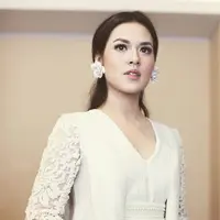 Kebaya modern yang dipakai Raisa dalam aktivitasnya. (sumber foto: @@raisa6690/instagram)