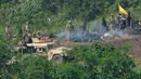 Tentara Amerika Serikat dan Indonesia memberikan dukungan tembakan saat latihan militer gabungan Super Garuda Shield 2022 di Baturaja, Sumatera Selatan, Indonesia, Jumat (12/8/2022). (AP Photo/Dita Alangkara)
