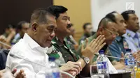 Menhan Ryamizard Ryacudu (kiri) bersama Panglima TNI Marsekal Hadi Tjahjanto (kanan) saat rapat kerja dengan dengan Komisi I DPR di Kompleks Parlemen, Senayan, Jakarta, Senin (29/1). (Liputan6.com/JohanTallo)