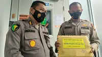 Tim medis RS Bhayangkara Polda Riau memperlihatkan berkas antemortem korban Sriwijaya Air jatuh dari Pekanbaru. (Liputan6.com/M Syukur)
