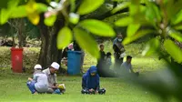 Orang-orang berdoa saat memperingati 18 tahun musibah gempa dan tsunami di kuburan massal Siron, Aceh, Senin (26/12/2022). Tsunami Aceh pada 2004 merenggut nyawa lebih dari 170.000 orang di Indonesia saja. (AFP/Chaideer Mahyuddin)