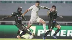 Striker Persela Lamongan, Alex Dos Santos, menghindari gelandang Tira Persikabo, Essengue Parfait, pada laga Liga 1 di Stadion Pakansari, Bogor, Senin (16/12). Kedua klub bermain imbang 1-1. (Bola.com/Vitalis Yogi Trisna)