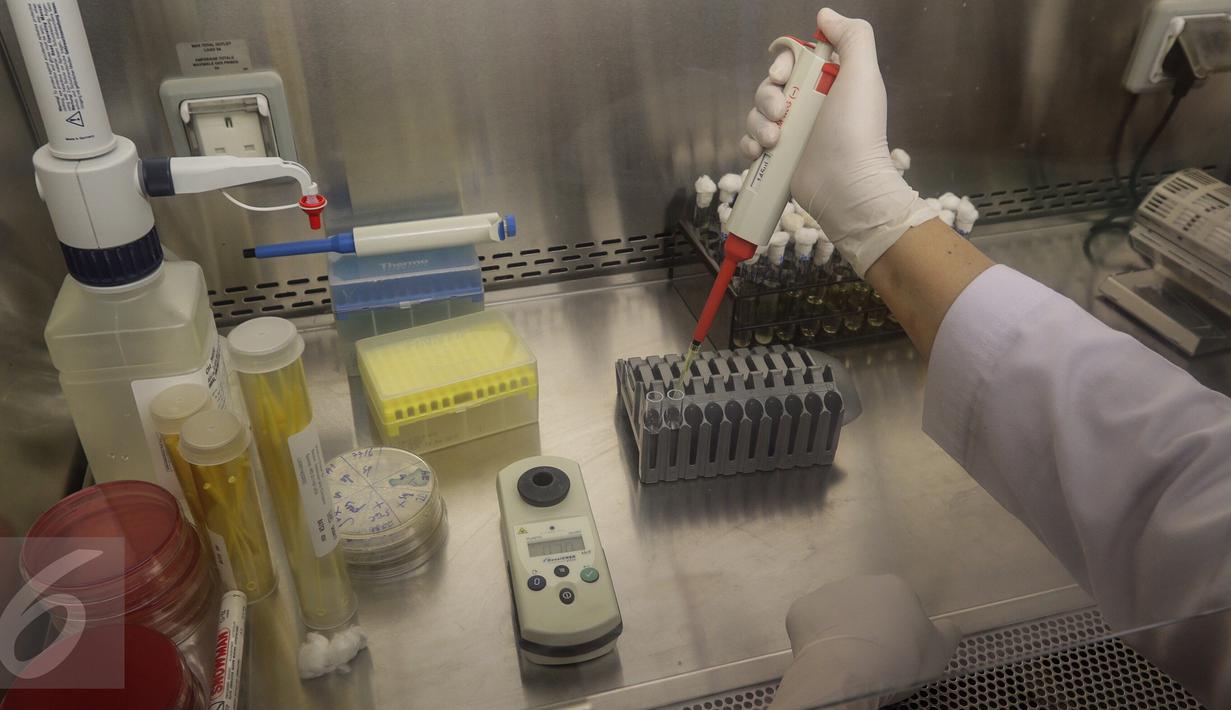 Teknisi kesehatan sedang melakukan pemeriksaan di pemutaran darah, laboratorium kesehatan, Rumah Sakit Husada, Jakarta, Rabu (08/2). Hasil pemeriksaan tersebut bisa diketahui dalam waktu 3 hari. (Fery Pradolo/Liputan6.com)