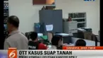 Polisi memeriksa dokumen dalam komputer dan meja kerja Chalidah Nazar pegawai  staf seksi pengukuran tanah yang sebelumnya ditangkap.