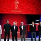Sejumlah legenda sepak bola melakukan pose di panggung jelang drawing Piala Dunia 2018 di Kremlin, Moscow, Rabu (29/11/2017). Drawing 32 peserta Piala Dunia 2018 akan dilakukan pada Jumat (1/12/2017) di Rusia. (AFP/Malden Antonov)