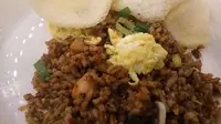 Pakar kuliner William Wongso memperkenalkan inovasi nasi goreng reget yang menggunakan bumbu rawon (Liputan6.com/ Switzy Sabandar)