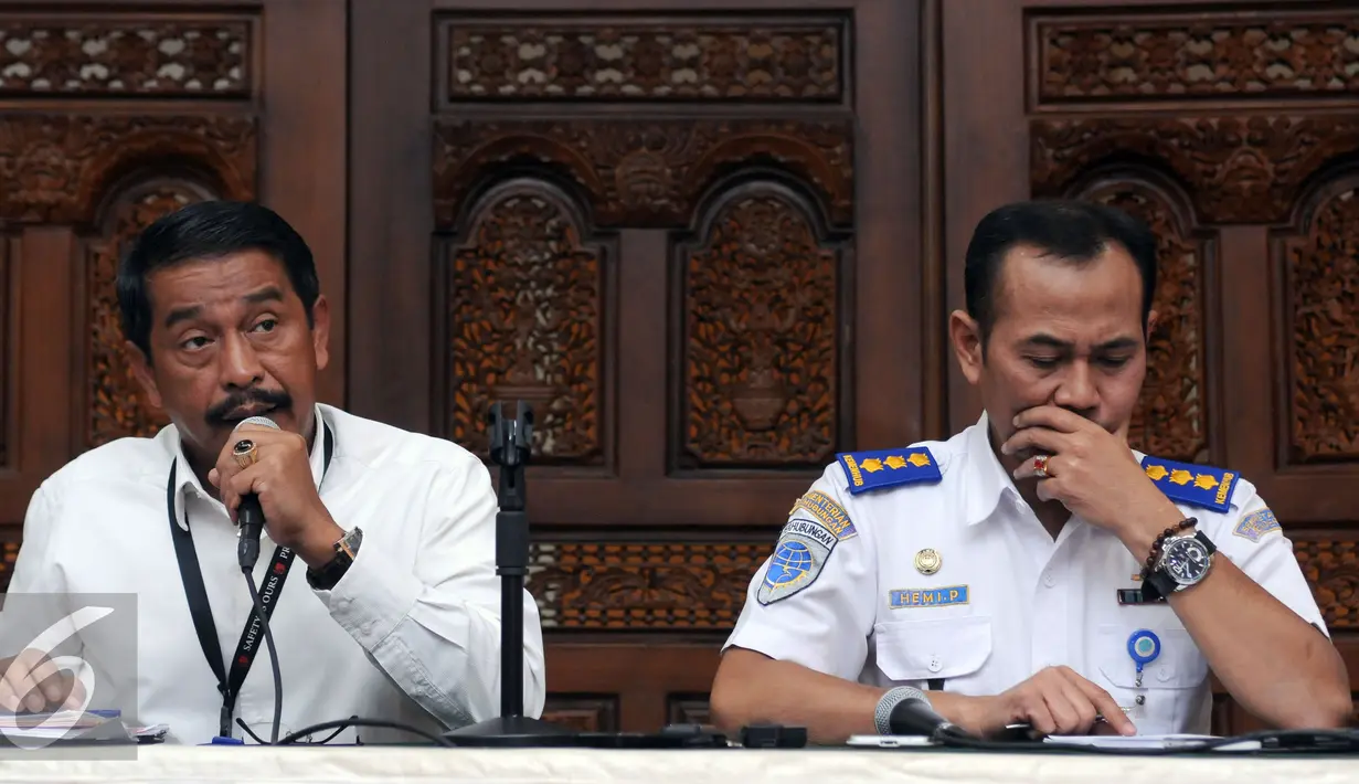  Direktur Umum Lion Air Edward Sirait (kiri) bersama Ka Biro Komunikasi dan Informasi Publik Kemenhub, Hemi Pamuraharjo bersiap memberi keterangan usai melakukan pertemuan tertutup di Kemenhub, Jakarta, Selasa (2/8). (Liputan6.com/Helmi Fithriansyah)