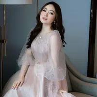 Di pernikahan Ria Ricis, Natasha Wilona tampil cantik pakai dress kombinasi tulle dan satin warna pink. [@natashawilona12].