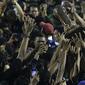 Pemain Arema FC merayakan gelar juara Piala Presiden 2019 usai menaklukkan Persebaya Surabaya di Stadion Kanjuruhan, Jumat (13/4). Arema FC menang 2-0 atas Persebaya. (Bola.com/Yoppy Renato)