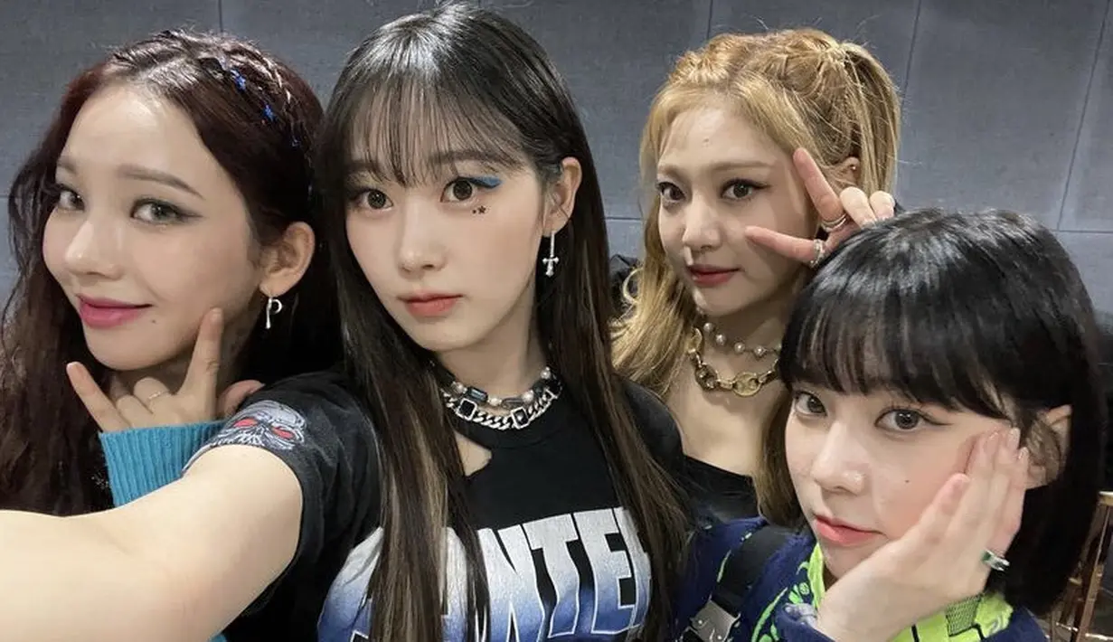 Karina, Winter, Giselle, dan Ninging pun pernah tanpil ala pink rock. Mulai dari tshirt yang dimodifikasi hingga longslevee.@aespa_official