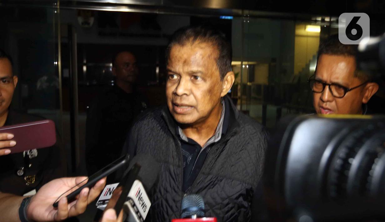 KPK lalu mencegah tiga orang untuk bepergian ke luar negeri hingga enam bulan ke depan. Tampak dalam foto, pemilik agen perjalanan haji dan umroh, Maktour Travel, Fuad Hasan Masyhur, menjawab pertanyaan pewarta saat meninggalkan Gedung Merah Putih Komisi Pemberantasan Korupsi (KPK), Jakarta, Senin (26/1/2025). (Liputan6.com/Helmi Fithriansyah)