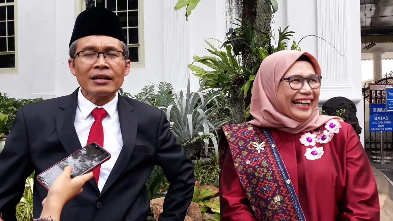 Komisioner KPK, Lili Pintauli Siregar (kanan) dengan tampilan barunya. (Merdeka.com/Intan)