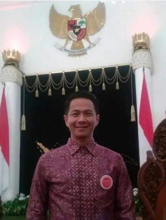 "Mungkin di gereja untuk pelayanan iya, ada yang undang pelayanan nyanyi di gereja. Tapi kalau bukber paling bareng teman-teman, label aku kan banyak yang muslim juga," ujar Delon.  (Instagram/delonthamrin)