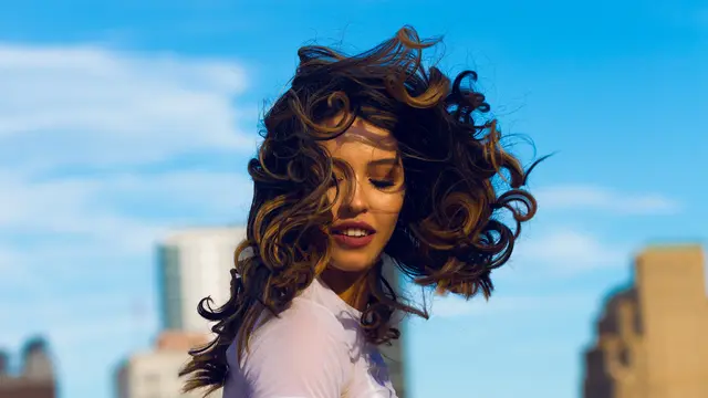 Tips Menjaga Tekstur Rambut Loose Wave Buatan agar Lebih Tahan Lama