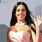 Sebagai model yang namanya sangat bersinar, Georgina bisa melakukan apapun. Selain itu, Georgina Rodriguez memiliki tubuh yang indah. Itu kenapa dirinya lumayan bersinar di dunia modeling. (Foto: AFP/Alberto Pizzoli)