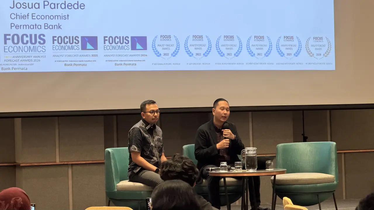 Kepala Ekonom Permata Bank Josua Pardede  dalam Media Briefing Bank Indonesia di Makassar, Sulawesi Selatan, Jumat (22/5/2026). (Liputan6.com/Tira)
