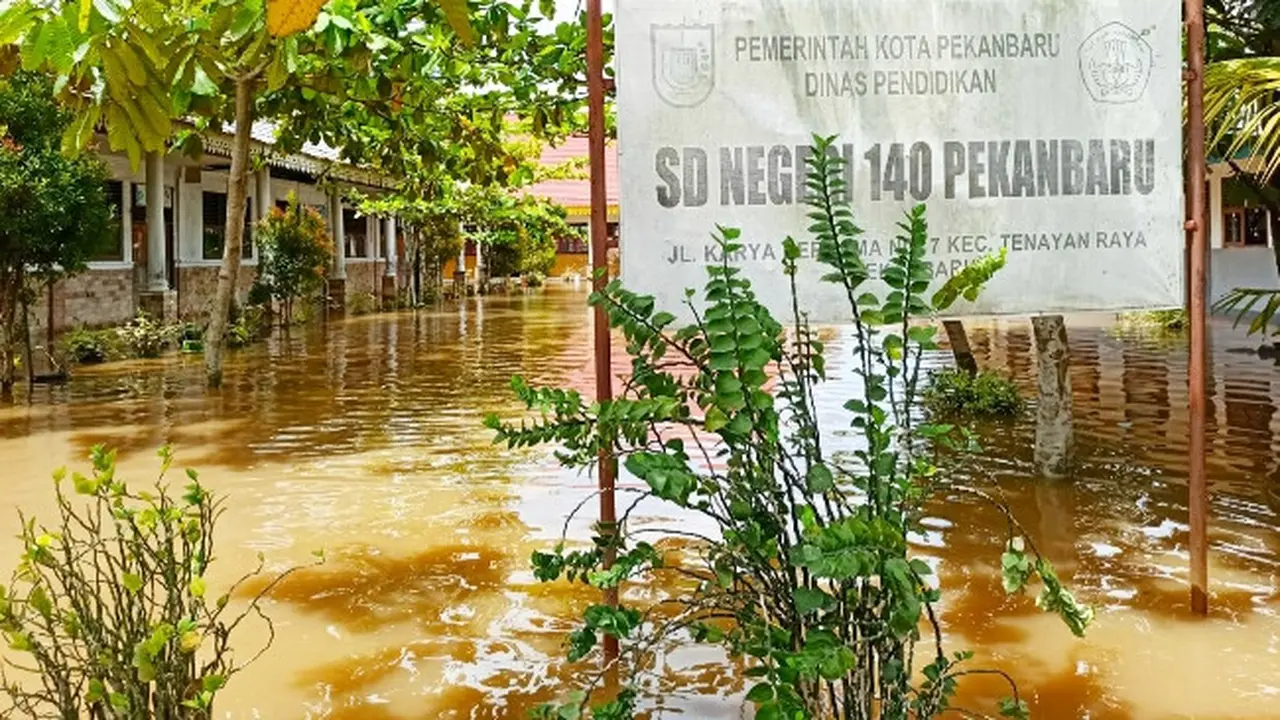 Banjir merendam SDN 140 Pekanbaru sehingga peserta didik tidak bisa sekolah.