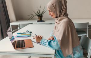 Tokoh wanita muda muslim pendobrak fashion di dunia. (Foto: Freepik/ marymarkevich)