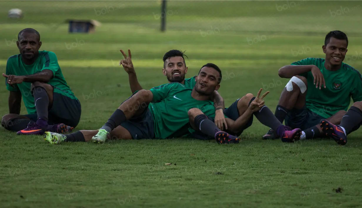 Setelahnya tidak lupa Rizky Pora mengajak rekan-rekannya untuk berpose agar difoto oleh wartawan yang sedang meliput. (Bola.com/Vitalis Yogi Trisna)