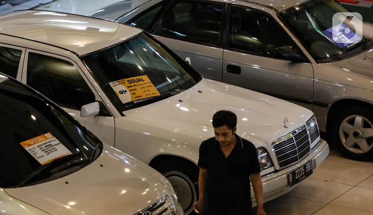 Pedagang melakukan perawatan pada mobil bekas yang dijualnya di bursa mobil bekas sebuah pusat perbelanjaan di Jakarta, Jumat (26/3/2021). Perusahaan pembiayaan dengan segmen kredit mobil bekas tak terlalu khawatir mengenai dampak kebijakan subsidi pajak mobil baru. (Liputan6.com/Johan Tallo)