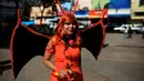 Kostum karakter dari game augmented reality Pokemon Go dikenakan seorang cosplayer ketika ikut ambil bagian dalam acara "poketour" di San Salvador, El Salvador, Sabtu (23/7). (REUTERS/Jose Cabezas)