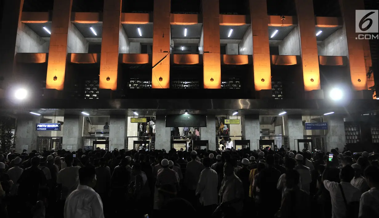 Pemandangan antrean jemaah yang hendak memasuki Masjid Istiqlal, Jakarta, Rabu (16/5). Pemasangan pintu detektor di Istiqlal untuk mengantisipasi ancaman teror yang beberapa hari telah menggangu ketenangan masyarakat. (Merdeka.com/Iqbal Nugroho)