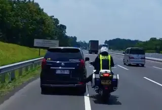 video viral polisi bantu dorong mobil pemudik menggunakan kaki. (tangkapan layar IG satlantaspolres_purwakarta)