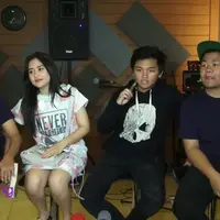 Prilly Latuconsina akan menampilkan sesuatu yang baru di malam puncak SCTV Awards 2015. Ia akan berkolaborasi dengan CJR dan tidak akan tampil dengan Aliando Syarief.