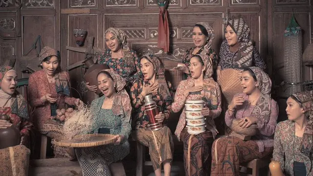 6 Gaya Pemotretan Geng Kepompong Pakai Baju Jawa Ini Curi Perhatian, Kompak Banget