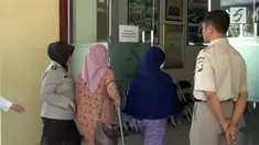 Dua orang wanita mendatangi pos anti moretem RS Bhayangkara, Surabaya. Keduanya diduga keluarga dari terduga teroris yang tewas.