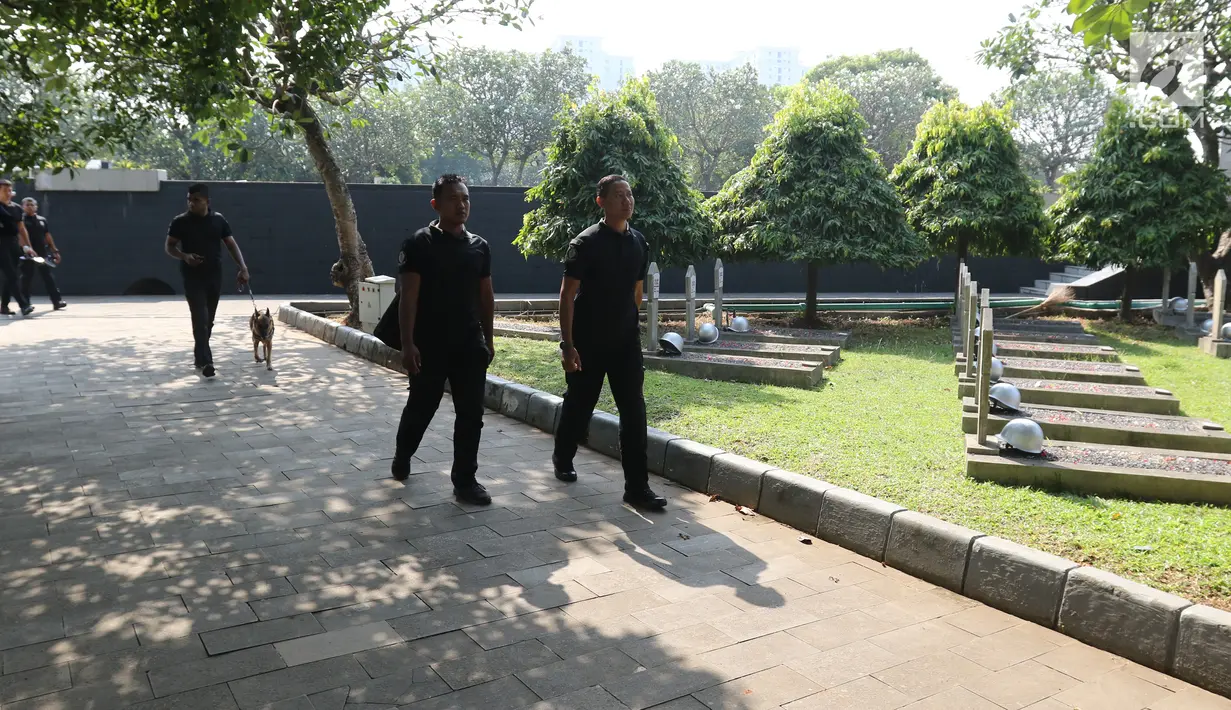 Paspampres mengerahkan anjing pelacak saat sterilisasi TMP Kalibata jelang pemakaman Presiden ke-3 RI BJ Habibie, Jakarta, Kamis (12/9/2019). Habibie akan dimakamkan di TMP Kalibata hari ini. (Liputan6.com/Immanuel Antonius)