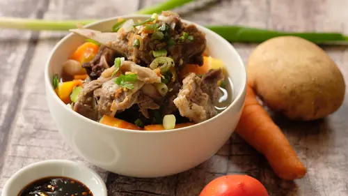 Sup Tunjang gurih dengan kuah kaya rempah dan potongan kaki sapi yang lembut, cocok untuk santapan keluarga