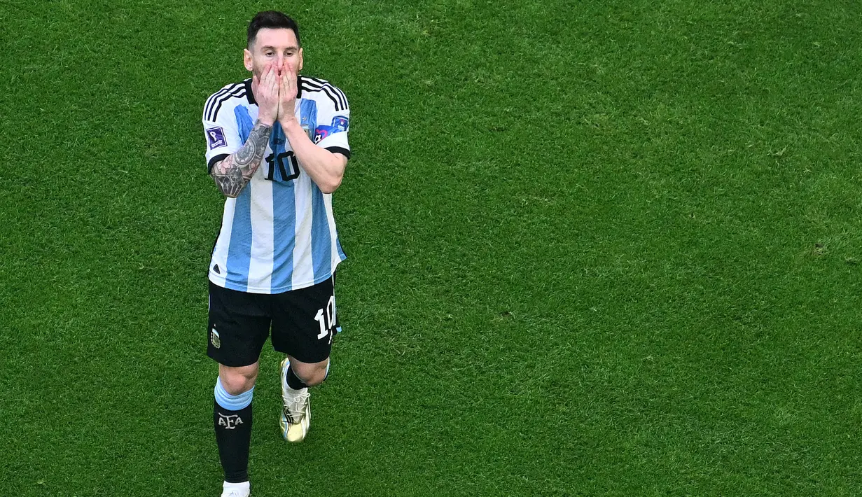 Pertandingan Messi bersama Argentina kali ini sangat dinantikan mengingat ini mungkin Piala Dunia terakhir bagi La Pulga. Namun penampilannya kali ini tidak maksimal dan Argentina harus menelan kekalahan dari Arab Saudi 1-2. (AFP/Antonin Thullier)