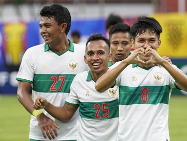 Timnas Indonesia akan menghadapi Vietnam di matchday ke-3 Grup B Piala AFF 2020, Rabu (15/12/2021) di Bishan Stadium, Singapura. Sama-sama belum terkalahkan, Timnas Garuda harus langsung tancap gas dengan mempercayakan 7 pemain berikut sebagai starter. (affsuzukicup)
