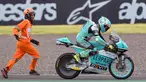 Begitu banyak pembalap mengalami masalah selama rangkaian MotoGP Mandalika 2022 di Sirkuit Mandalika, Lombok, 18-20 Maret. Namun, marshal yang bertugas bisa bekerja sangat baik. (AFP/Bay Ismoyo)