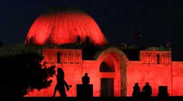 Kuil Hercules berhias lampu berwarna merah untuk menandai Hari Inklusi di Amman, Yordania, Jumat (20/7). Lebih dari 170 landmark di seluruh dunia diterangi warna merah untuk memperingati Hari Inklusi. (Khalil Mazraawi/Light Up For Inclusion/AFP-Services)