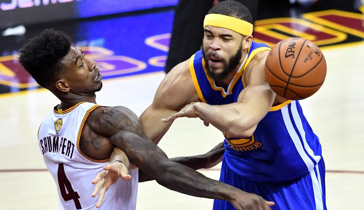 Pemain Cavaliers, Iman Shumpert (4) berebut bola dengan pemain Warriors, JaVale McGee (1) pada gim keempat Final NBA 2017 di Quicken Loans Arena, Ohio (9/6). Cavaliers menghajar Golden State Warriors 137-116. (Jason Miller/Getty Images/AFP)