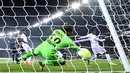 Proses terjadinya gol yang dicetak striker PSG, Edinson Cavani, ke gawang Nice pada laga Ligue 1 Prancis di Stadion Parc des Princes, Paris, Jumat (27/10/2017). PSG menang 3-0 atas Nice. (AFP/Franck Fife)