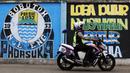 Polisi melintas dekat mural kreasi Bobotoh di Bandung, (16/7/2016). (Bola.com/Nicklas Hanoatubun)