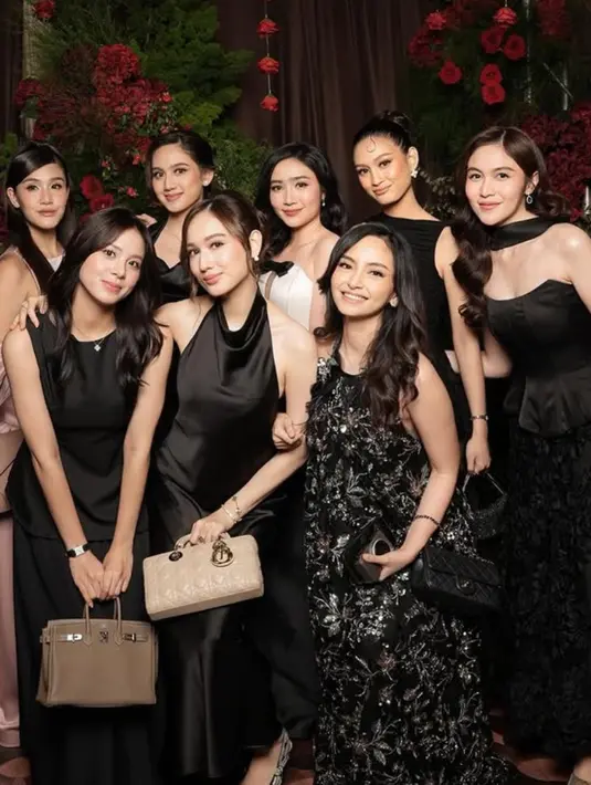 Melengkapi tampilannya dengan serba Dior dari tas Dior warna beige serta pump heels warna hitam berpita putih bertuliskan Dior. [@its_lauramoane2]